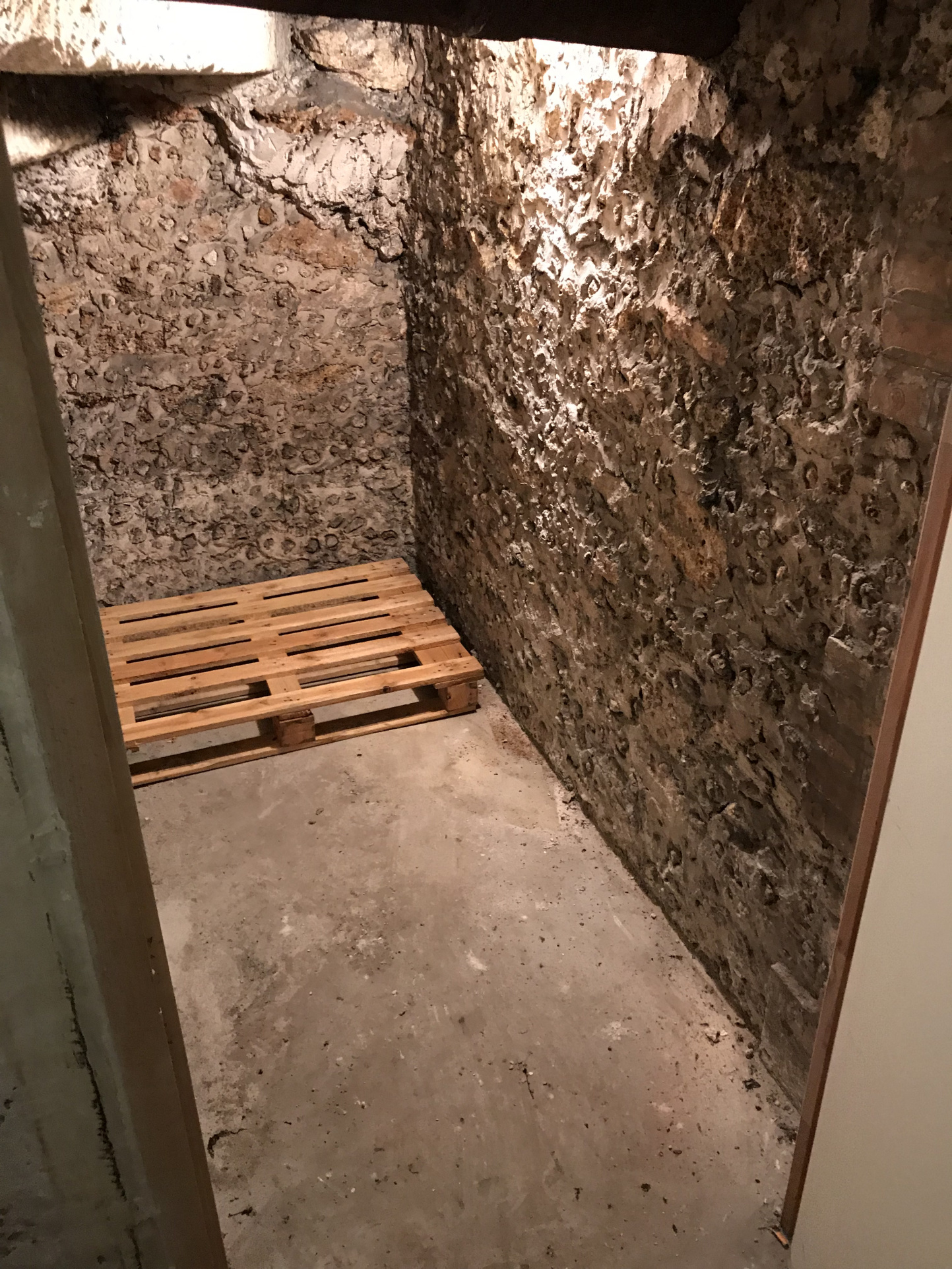 location Cave de 5 m2 près du métro St Philippe du Roule